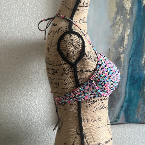 Victoria’s Secrets Bikini Top
34C
Gently used. 
Excellent Condition 
#89A - Picture 9 of 9